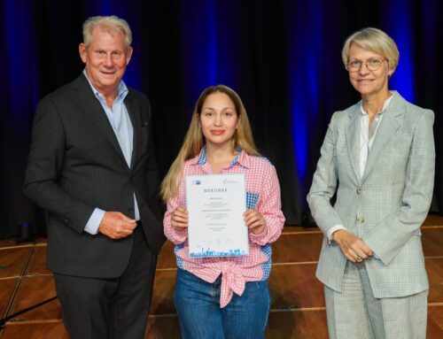 Zehra Aydin als Prüfungsbeste im Kammerbezirk der IHK Düsseldorf geehrt